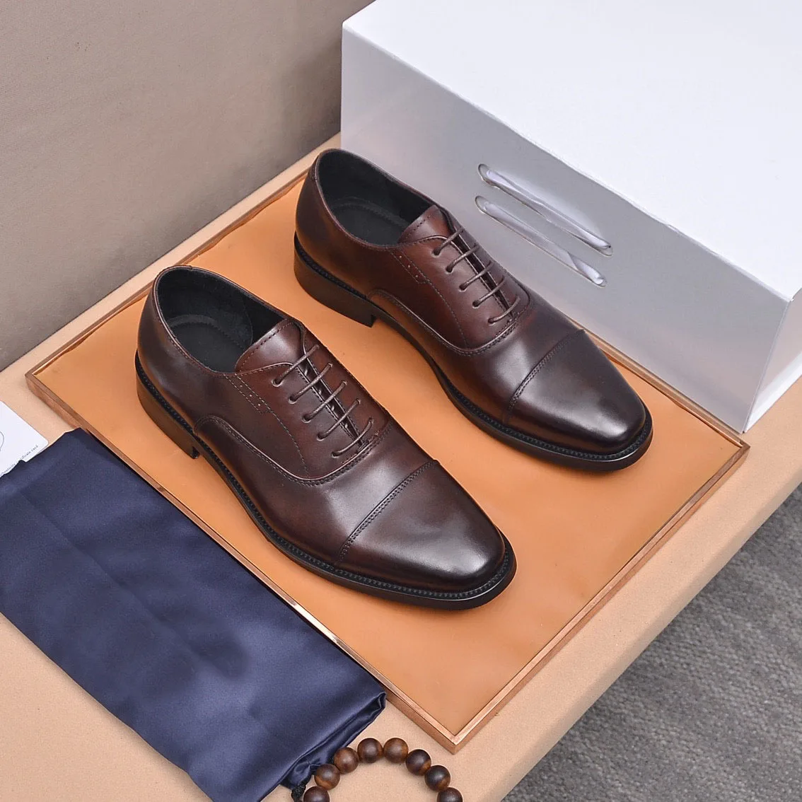 

Новое поступление, классические брендовые дизайнерские мужские официальные деловые туфли из натуральной кожи, дышащие туфли Qh0p1