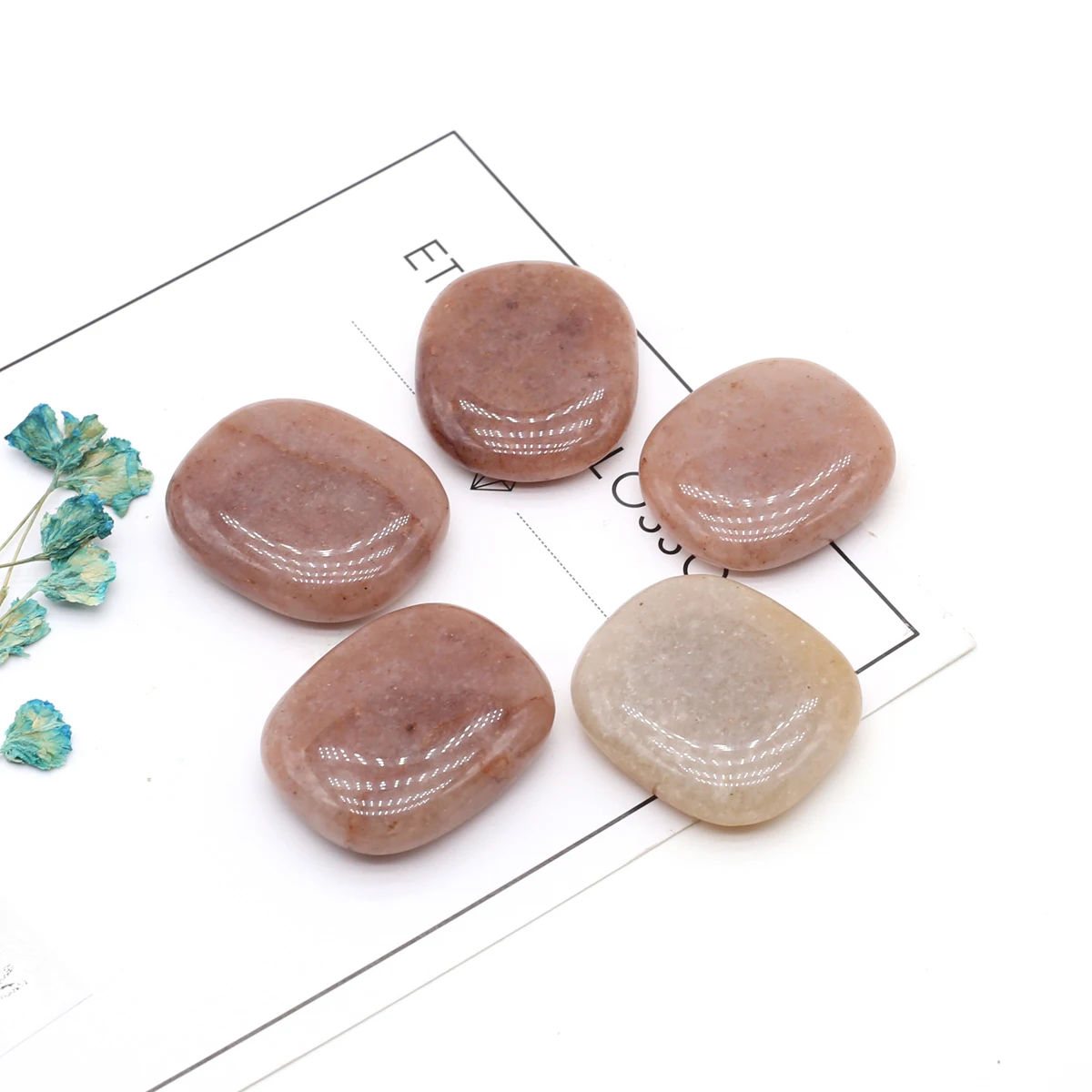 

Natural Semi-precious Stone Oval Shape Strawberry Crystal Crystal Exquisite Jewelry DIY Home Decoration Ornament Gifts