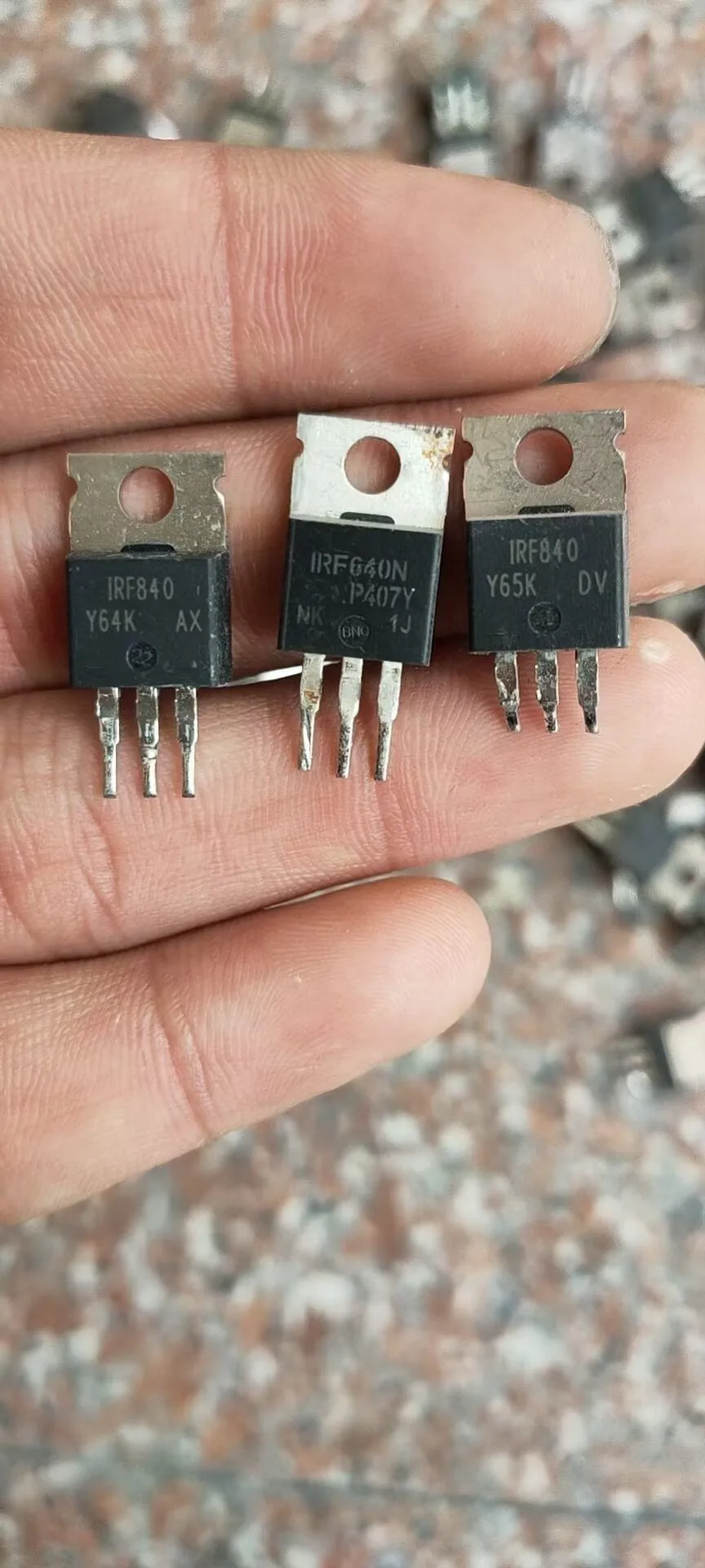 Оригинальная б/у 5 шт. IRFZ44N IRF510 IRF740 IRF840 LM317T IRF510N IRF540N IRF520N IRF530N IRF640N BU406 IRFZ44NPBF в 220