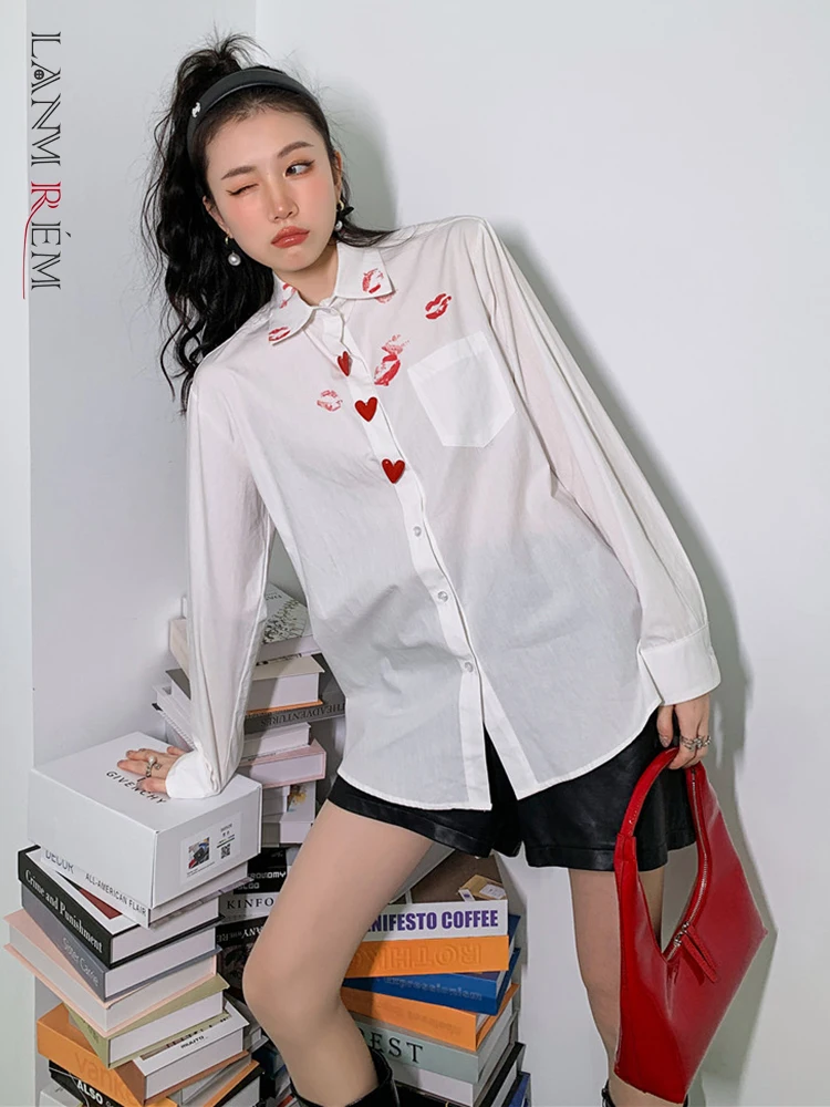 

LANMREM белая рубашка с принтом губ 2022 Весна Осень Длинные рукава свободные рубашки украшение в виде сердца Женская мода 2R1249
