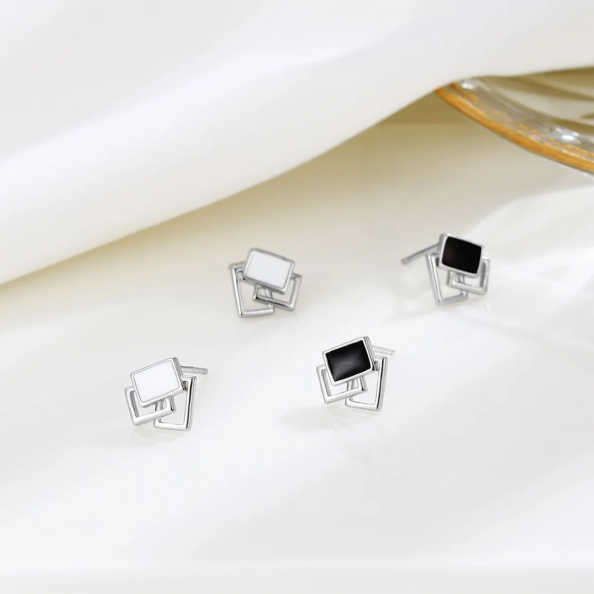 Женские серьги-гвоздики из серебра 925 пробы в минималистичном стиле