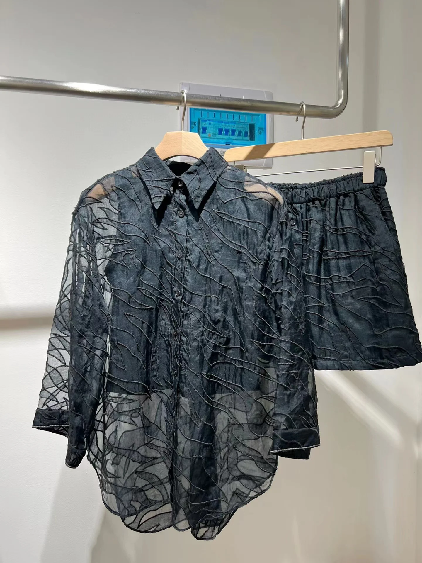 

Элегантный повседневный комплект с изысканной отделкой кружевом и сеткой