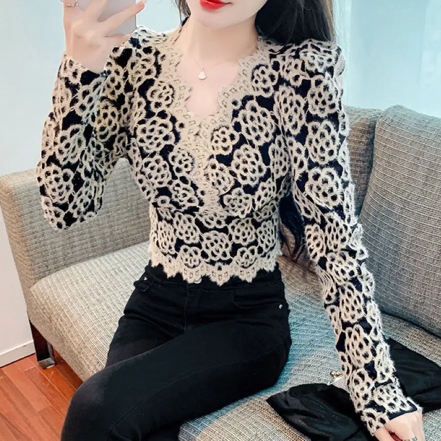 Женская рубашка на весну и осень в модном стиле сочетающемся с топом длинным