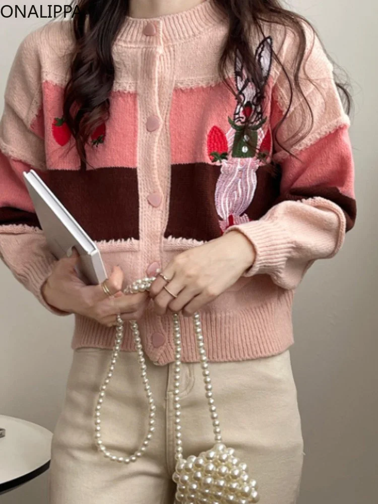 

Розовый полосатый вязаный Укороченный кардиган с вышивкой кролика Нежный Стильный свитер однобортный Топ с круглым вырезом и длинным рукавом