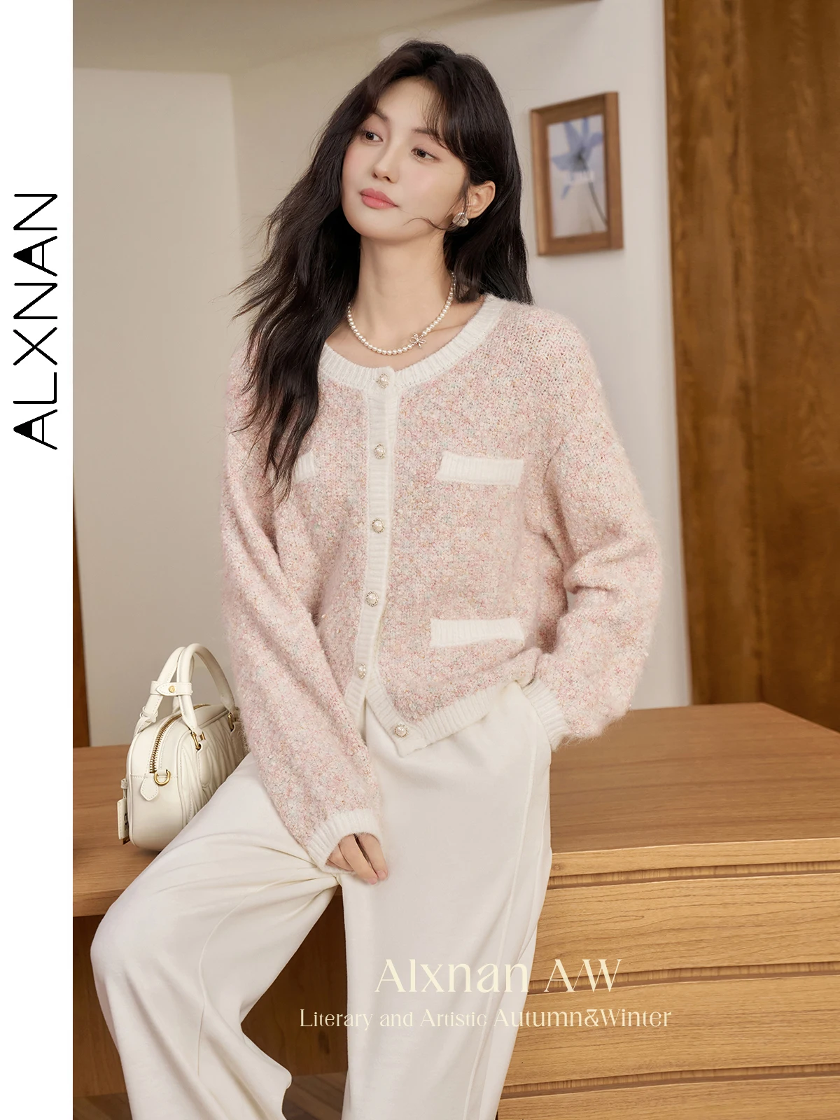 Женский вязаный кардиган с круглым вырезом и жемчужными пуговицами