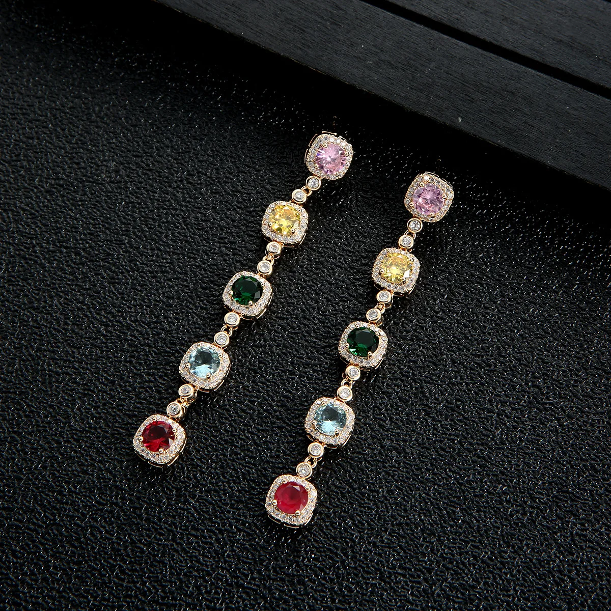 

Luxury colorful generous diamond earrings women's European fashion photography ins vintage exaggerated zircon classic eardrop