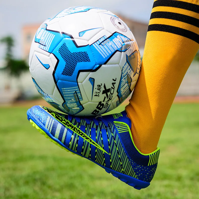 Hot sale Kids Indoor Soccer Shoes Cheap Children Soccer Cleats Society Original Men Futsal Football Boots Turf Sneakers Men 2022