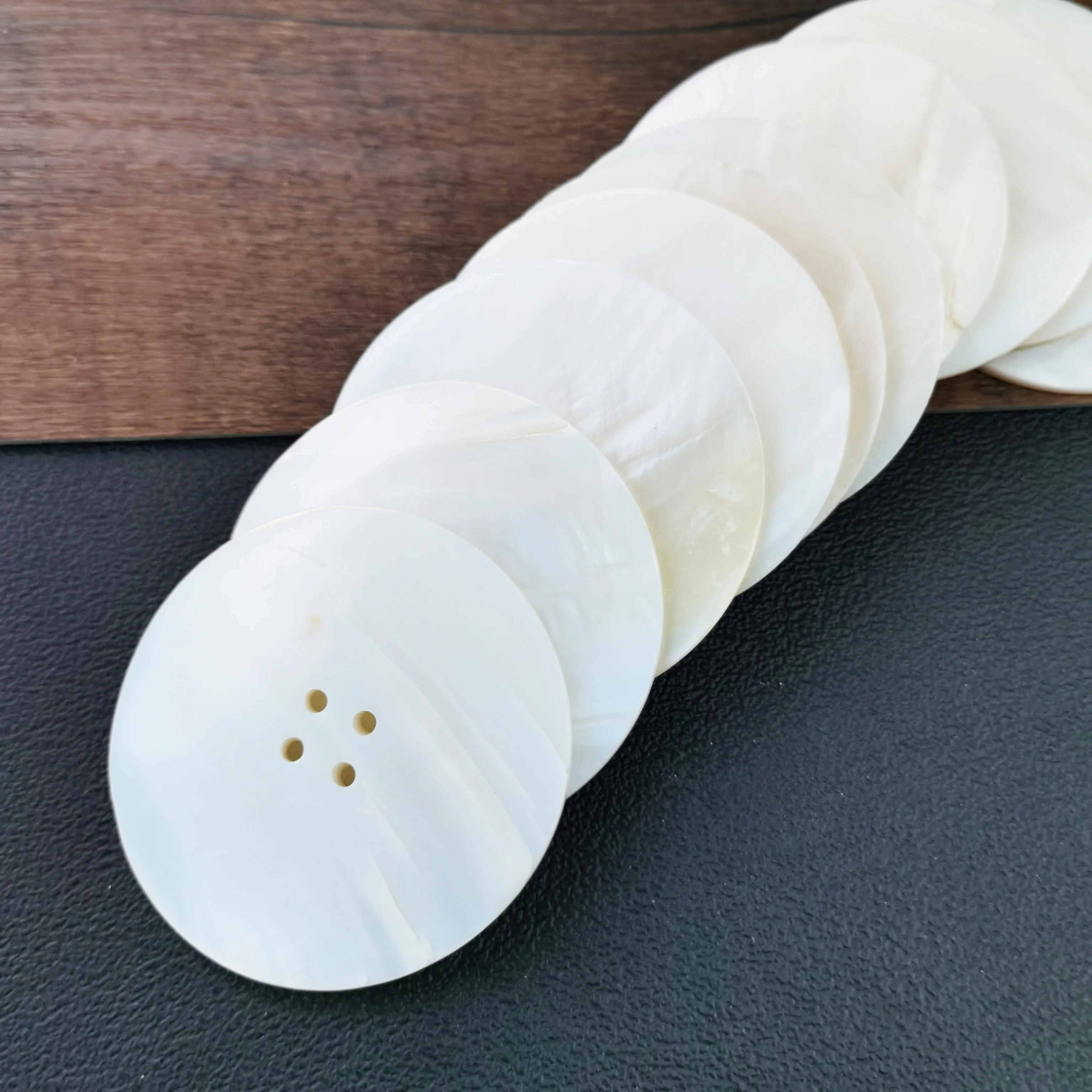 Швабра с перламутром круглая из натуральной ракушки белая 2 и 4 отверстиями