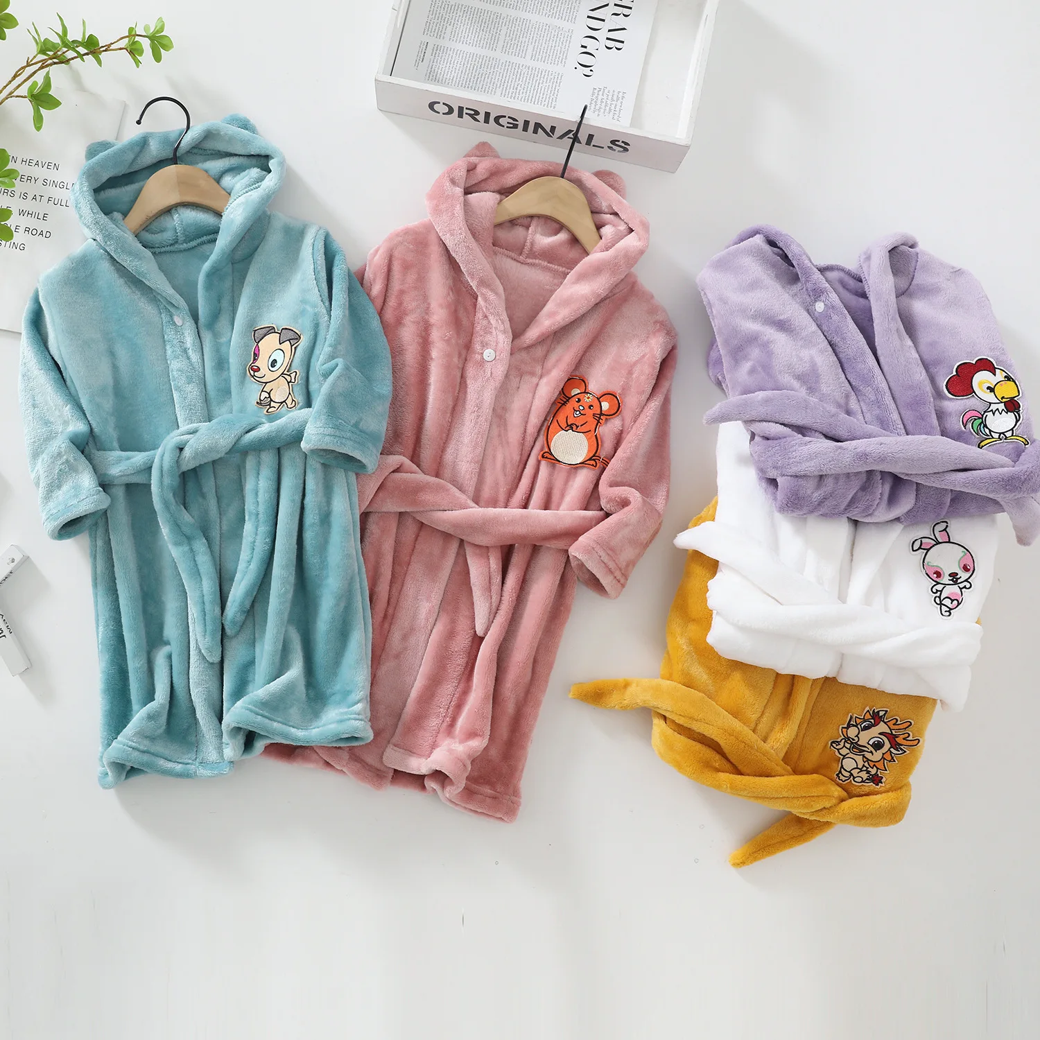 

Kids Robes for Girls 2-12 Years Cartoon Hooded Bathrobe Winter Warm Flannel Teenage Robe Child Dressing Gown Bathing Towel