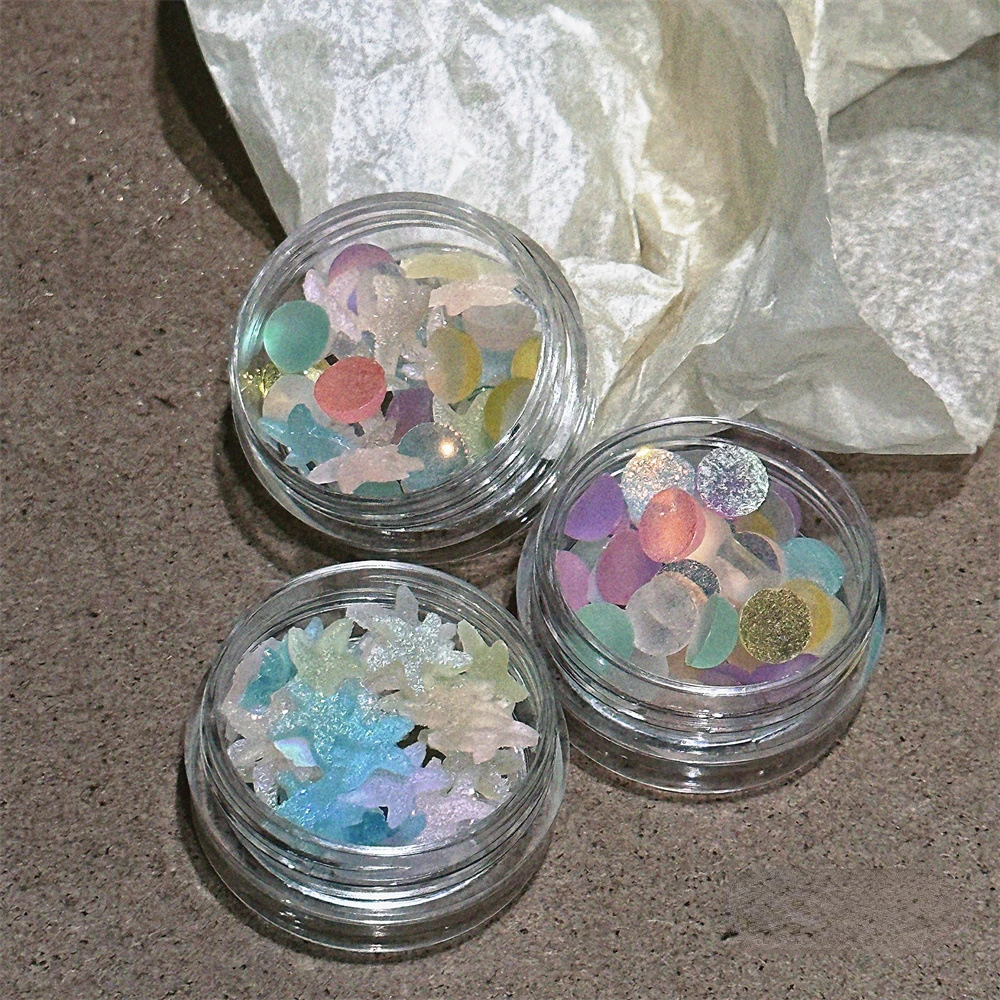 1 коробка бусины в виде морской звезды и русалки