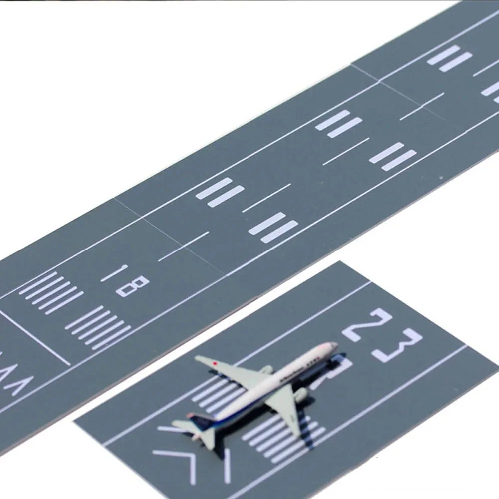 Миниатюрный пассажирский самолет модель 1:1000 платформа для взлета и посадки 2 шт.