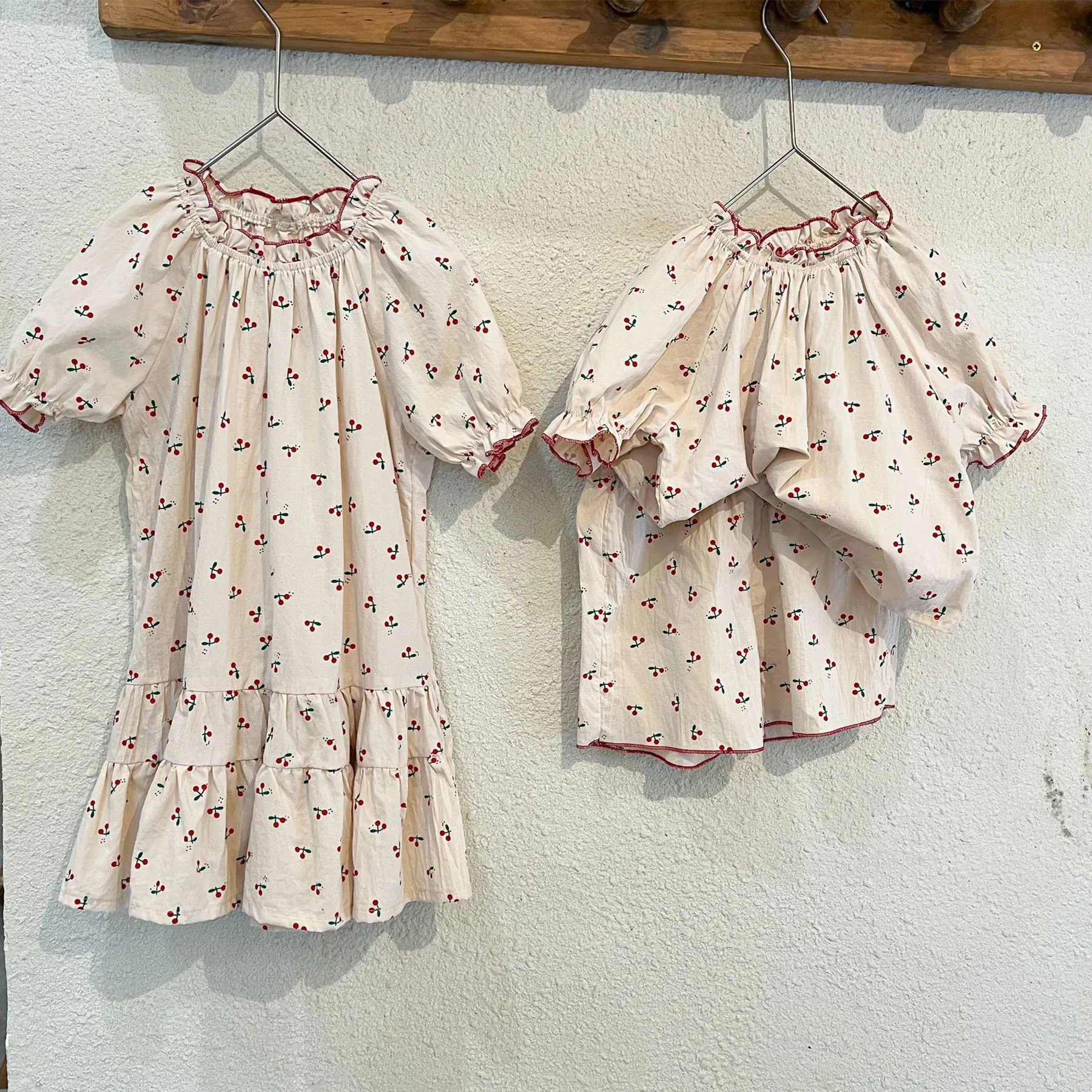 

Олень jonmi 2023 летний корейский стиль для маленьких девочек с принтом вишни милые наборы Топы с пышными рукавами шорты 2 шт. хлопковое платье с оборками