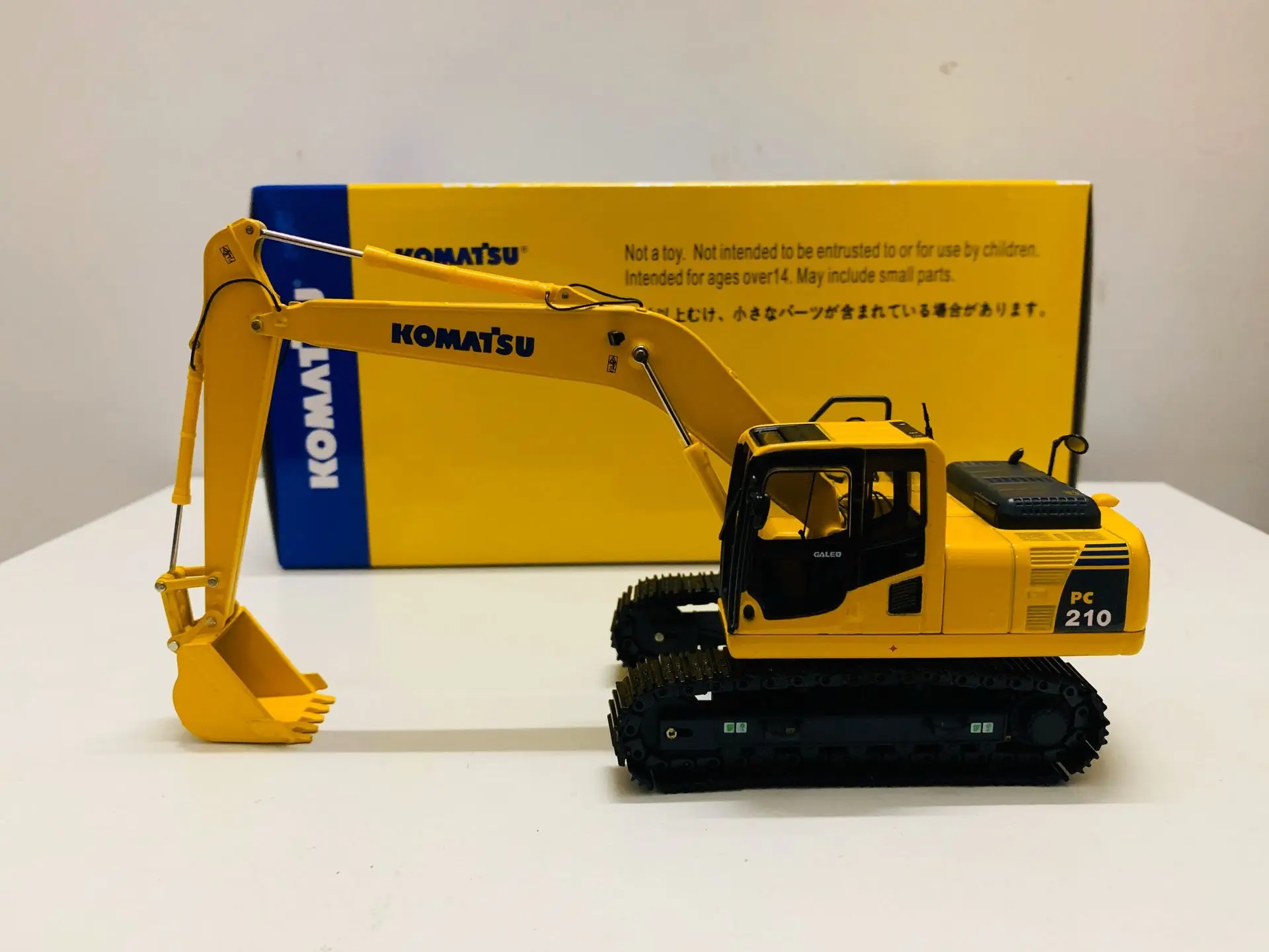 

Komatsu PC210, экскаватор, металлические гусеницы, масштаб 1/50, литая модель, новая в оригинальной коробке