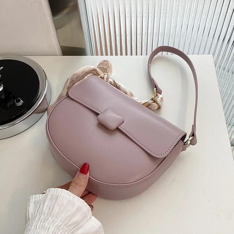

2022 Summer New Fashion Fashion Luxury Casual All-match Messenger Bag Shoulder Underarm Saddle Bag High-end Retro Women's Bag