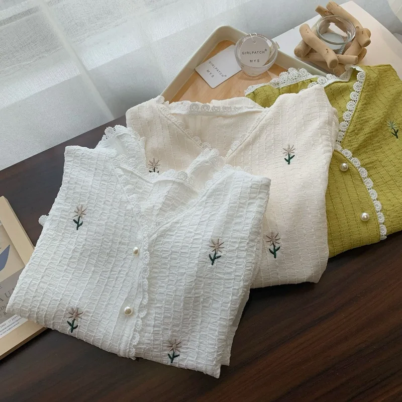 Блузка женская с цветочной вышивкой