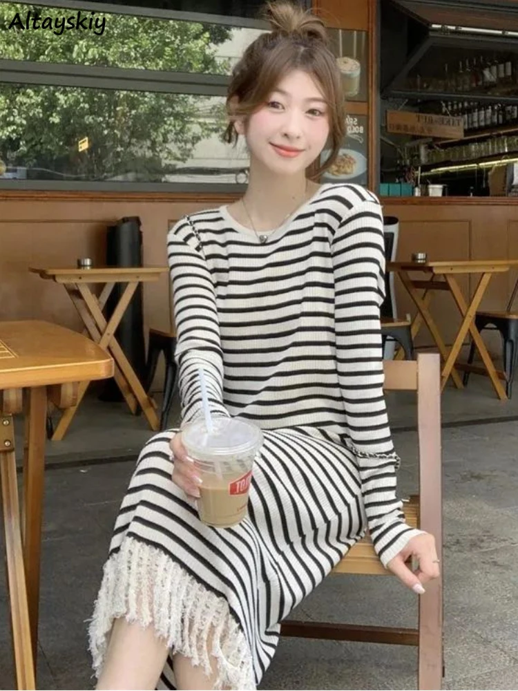 

Трикотажные полосатые платья для женщин, Осенние мягкие повседневные винтажные платья средней длины в Корейском стиле с бахромой и круглым вырезом, нежная уличная одежда для женщин на каждый день