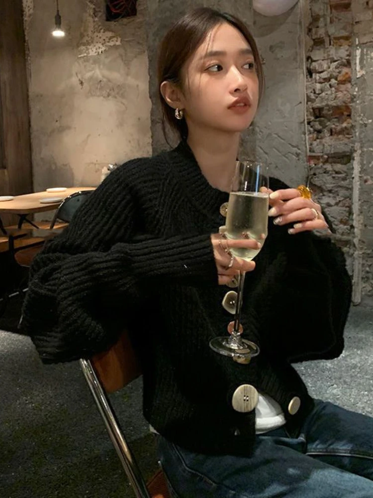 Нежный кардиган Korobov с круглым вырезом короткий топ асимметричными пуговицами