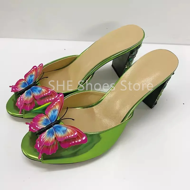 Женские шлепанцы на каблуке с декором бабочки и стразами летняя обувь для отдыха