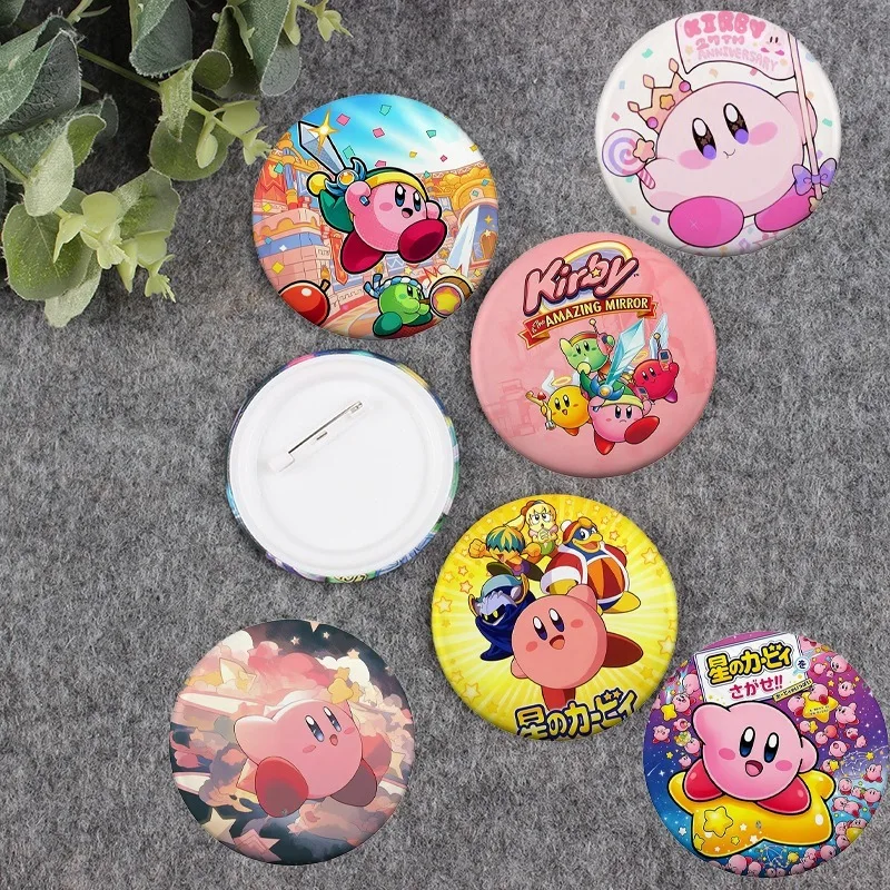 Фото Аниме-значки Kirbys 58 мм, броши с мультяшными персонажами, украшения для сумок, милые значки для женщин, броши для одежды, декоративные подарки для вечеринок. №2