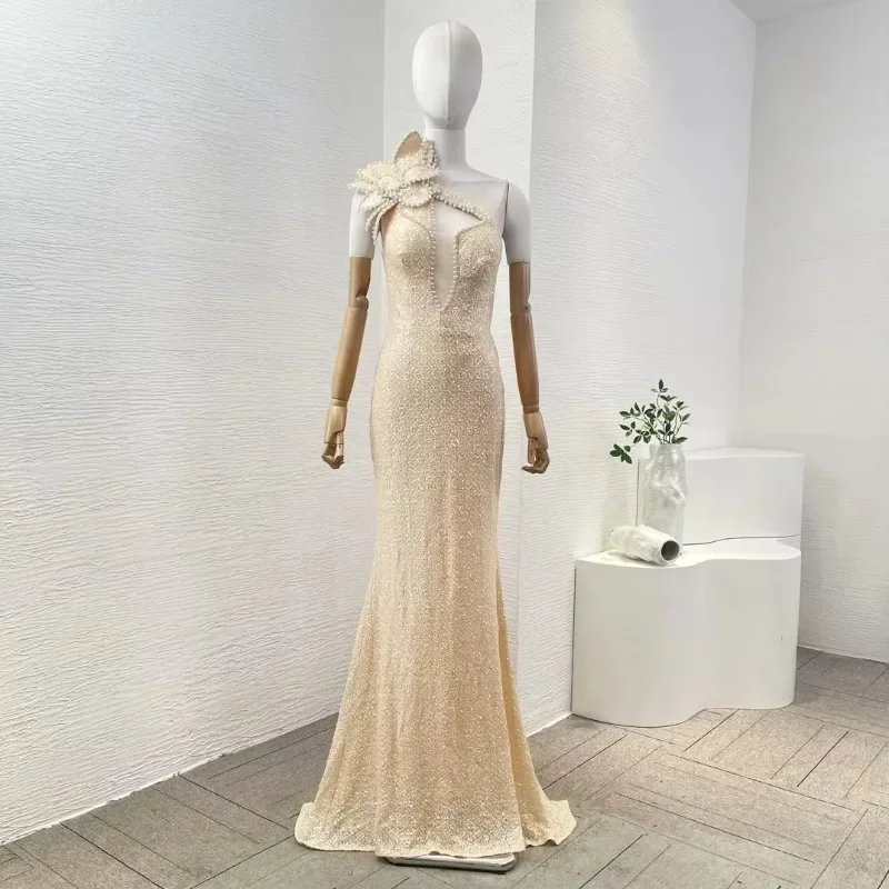 Элегантное бежевое платье макси без рукавов с вырезами и цветами расшитое