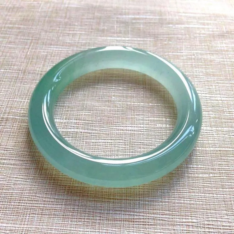 Браслет из пенопласта с кварцевым камнем и цветами