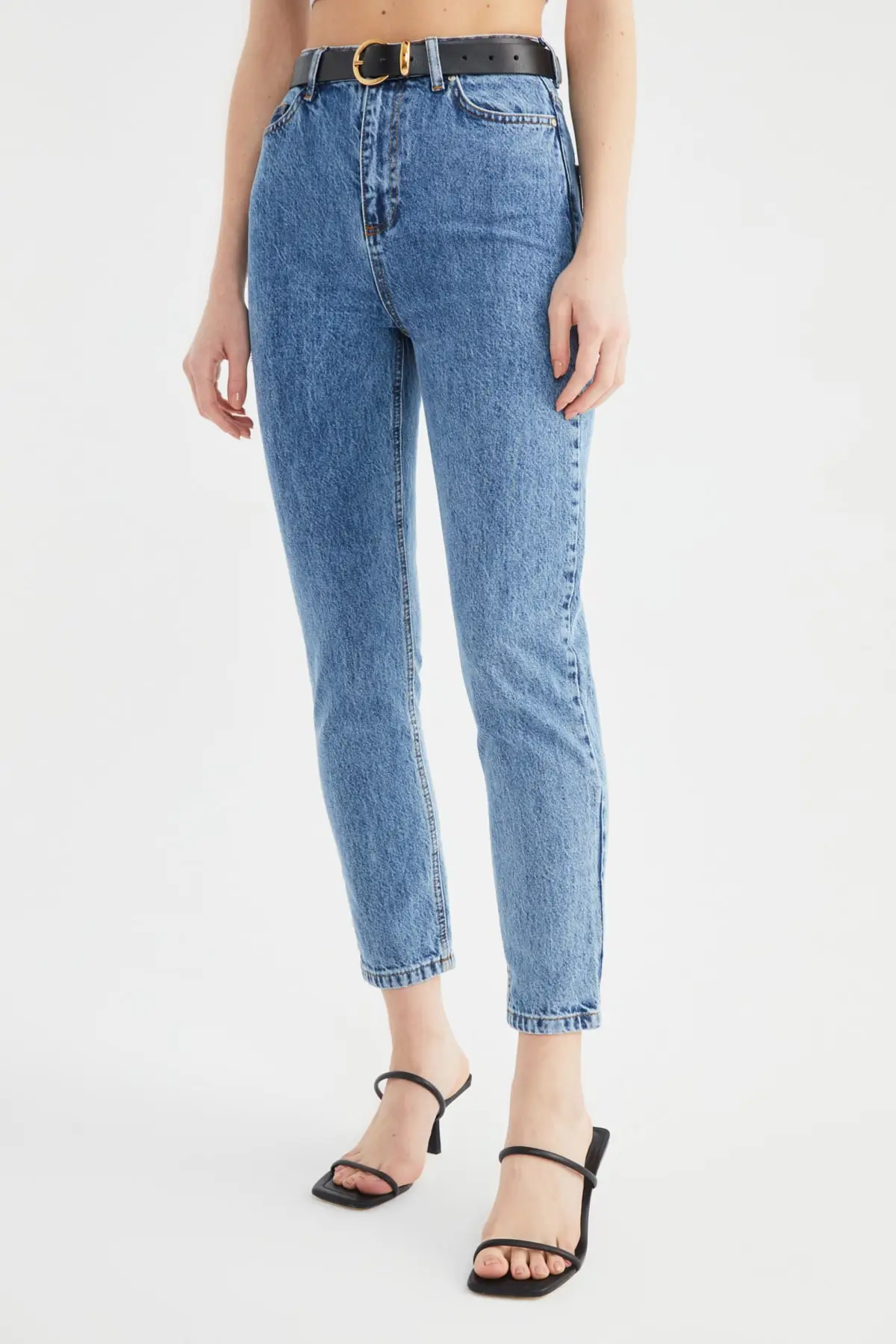 

Trendyol Pocket Detail High Bel Mom Jeans TWOSS21JE0654
