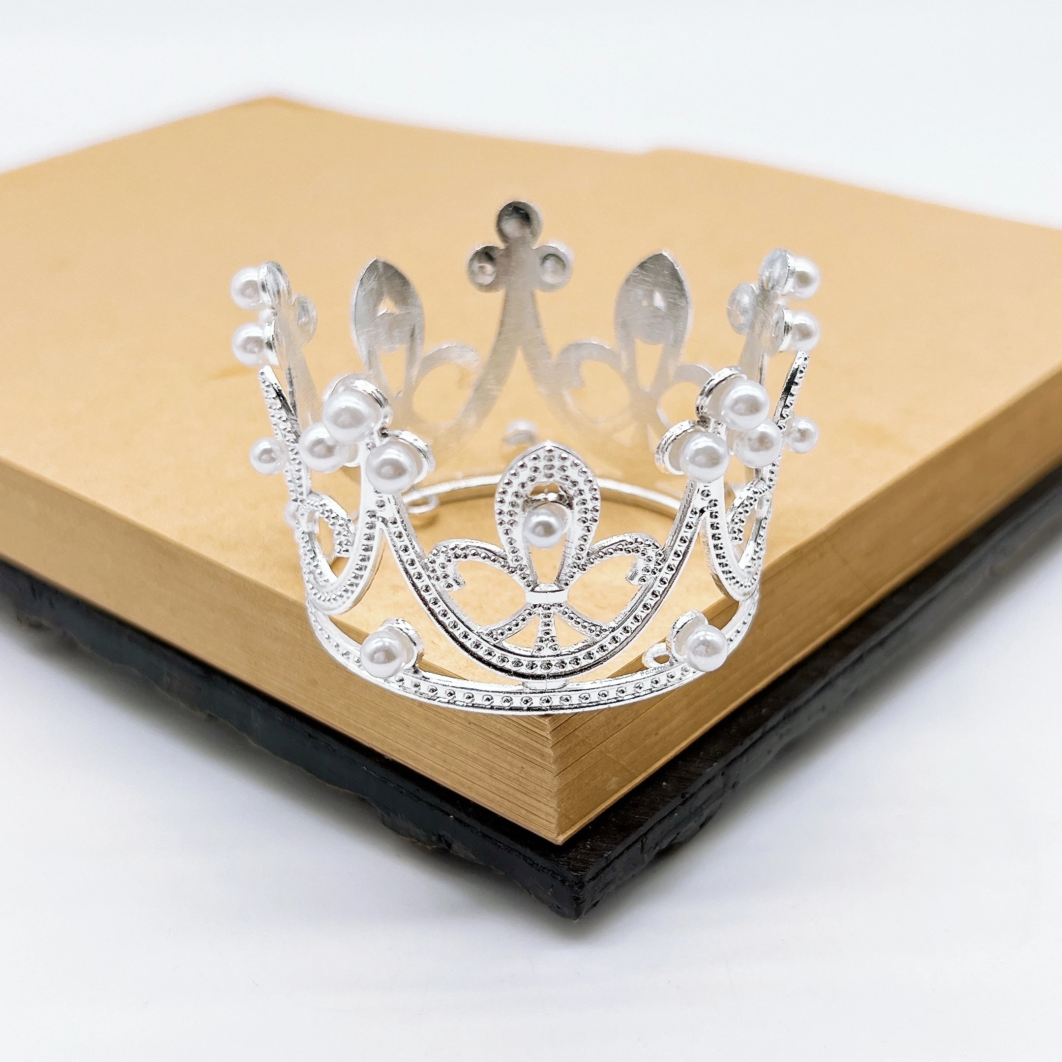 Миниатюрная корона с жемчугом