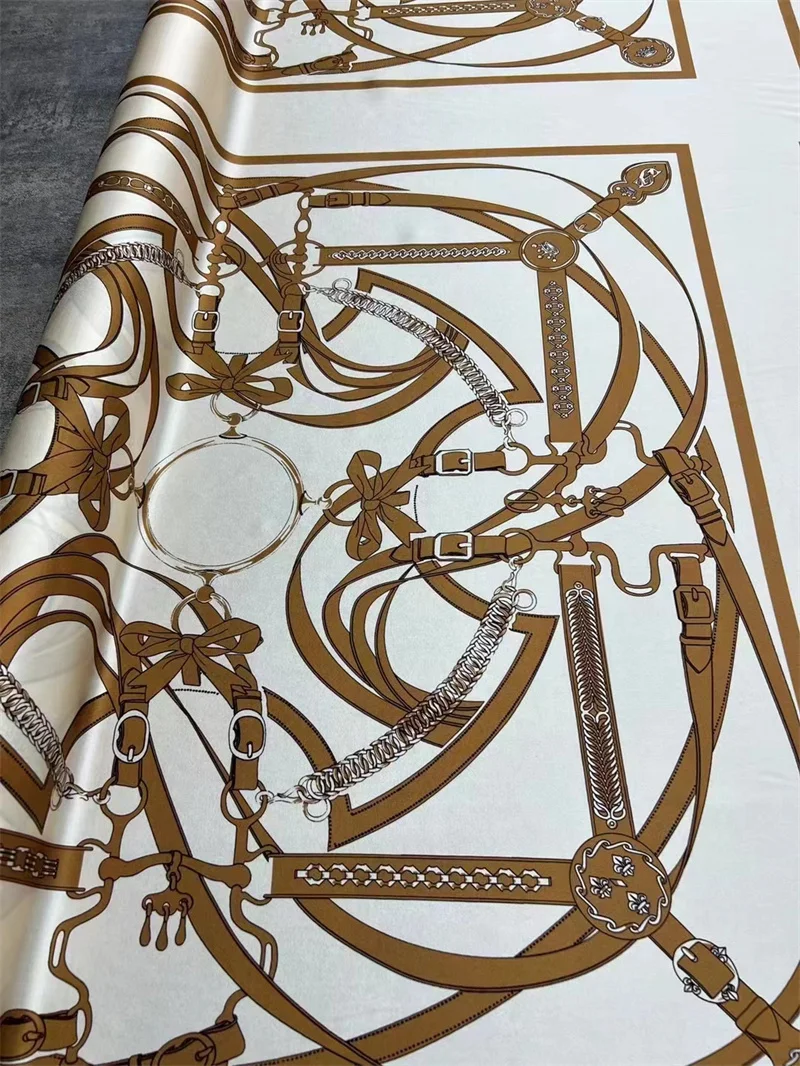 Модная черная белая цепочка Цветочная позиция шелковая ткань Женская Роскошная