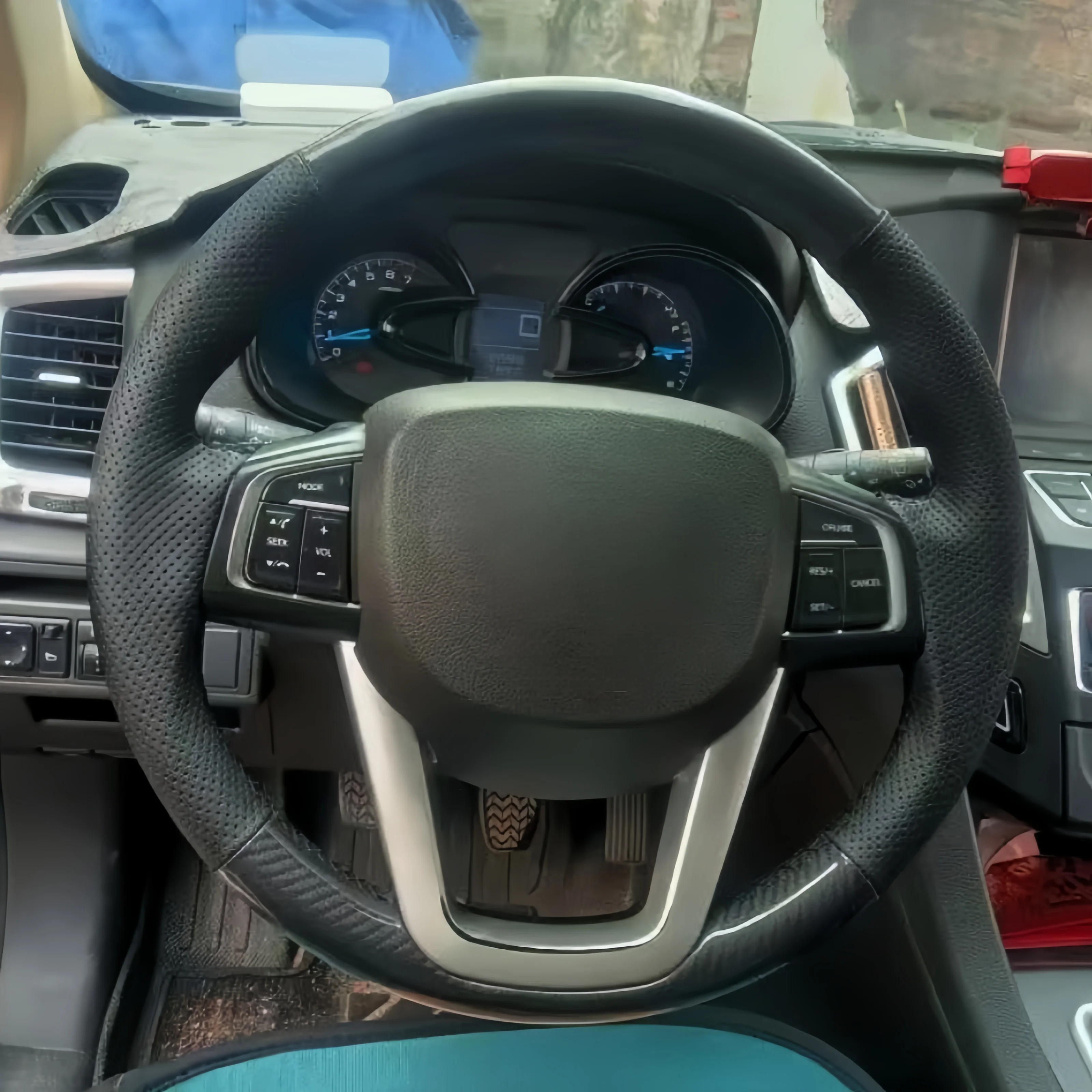 Фото Индивидуальный чехол на руль из карбона и кожи для Dongfeng DFM AX7 E70 2015-2019, чехол-накладка на руль для Fxauto AEOKUS №1