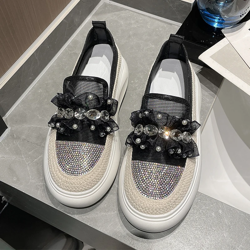 

Женские кроссовки со стразами, на плоской платформе и шнуровке