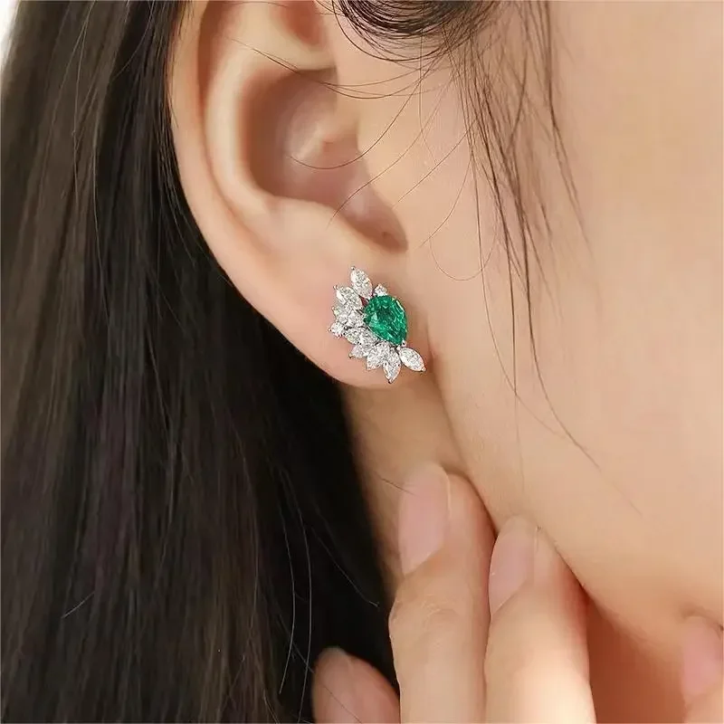 Серьги женские из белого золота 18 К с изумрудами карат