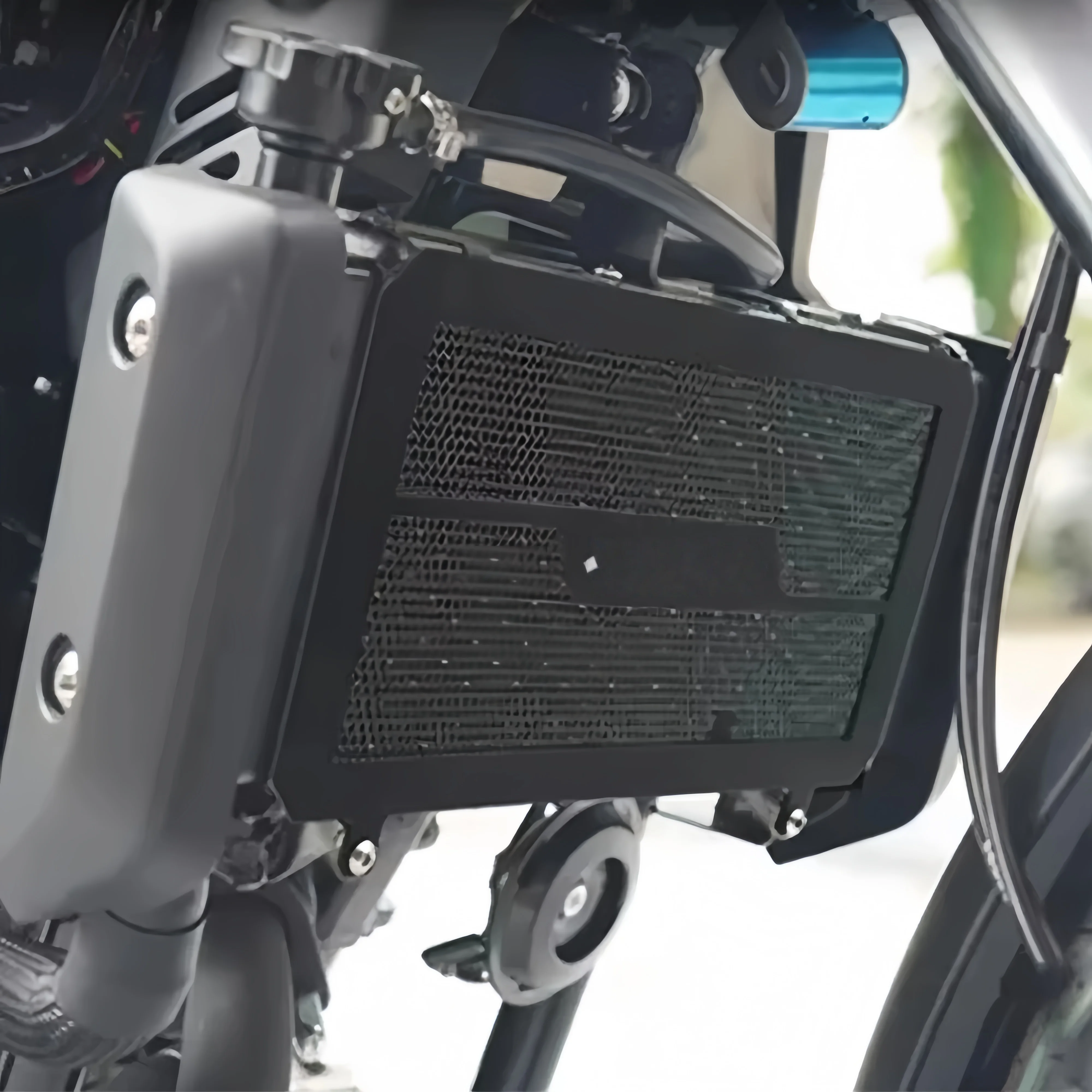 Фото Защитная сетка радиатора для QJMOTOR SRK125S: теплоотвод, защита от пыли и песка, детали для модификации №3