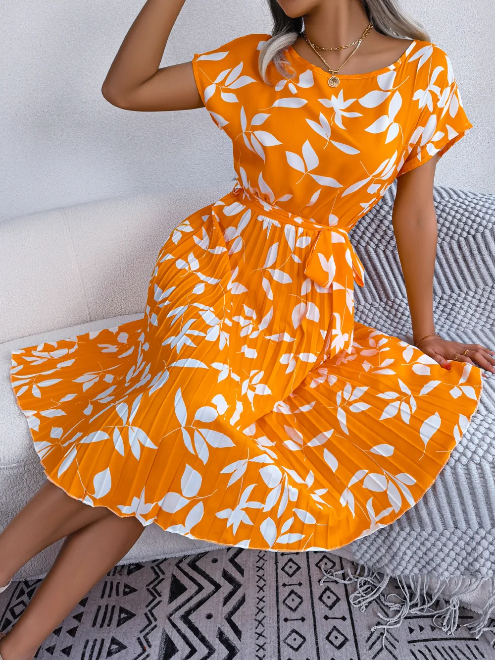 Повседневное платье с круглым вырезом и коротким рукавом для офиса леди