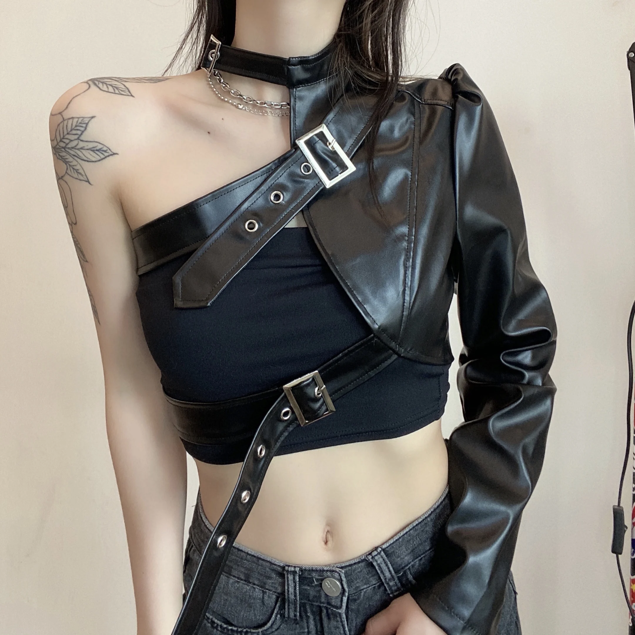 Summer Punk Gothic Tops Sexy Hot Girl Metal Adjusting Button Pu Leather Tops One Shoulder Leather Jacket Women Pu Design Slim