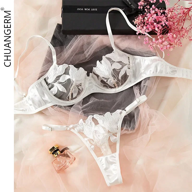 Комплект женского кружевного нижнего белья с чашками пуш-ап