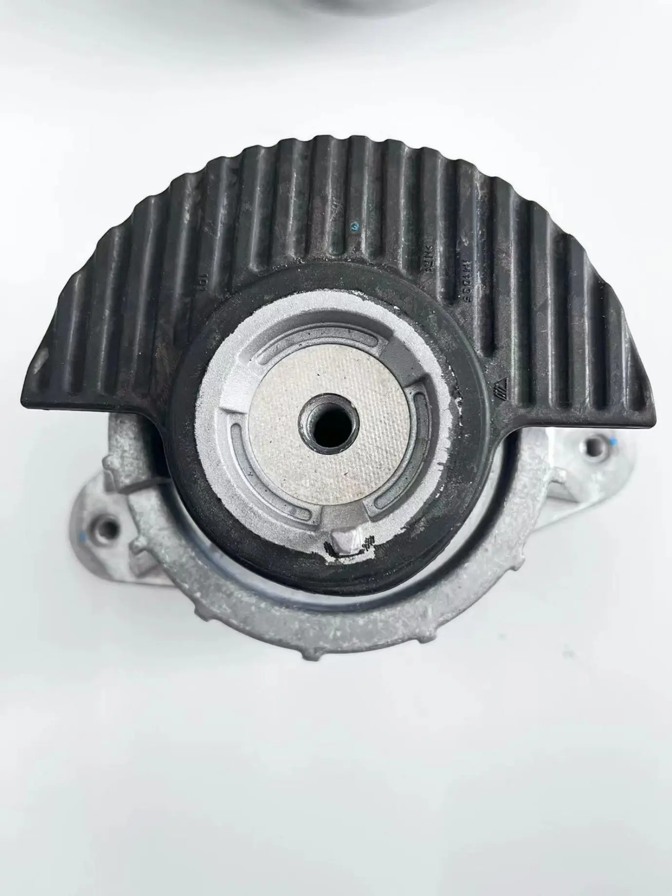 2042404217 2042404317 подходит для кронштейна двигателя W204 автомобиля Mercedes-Benz E-class W212 C-class.