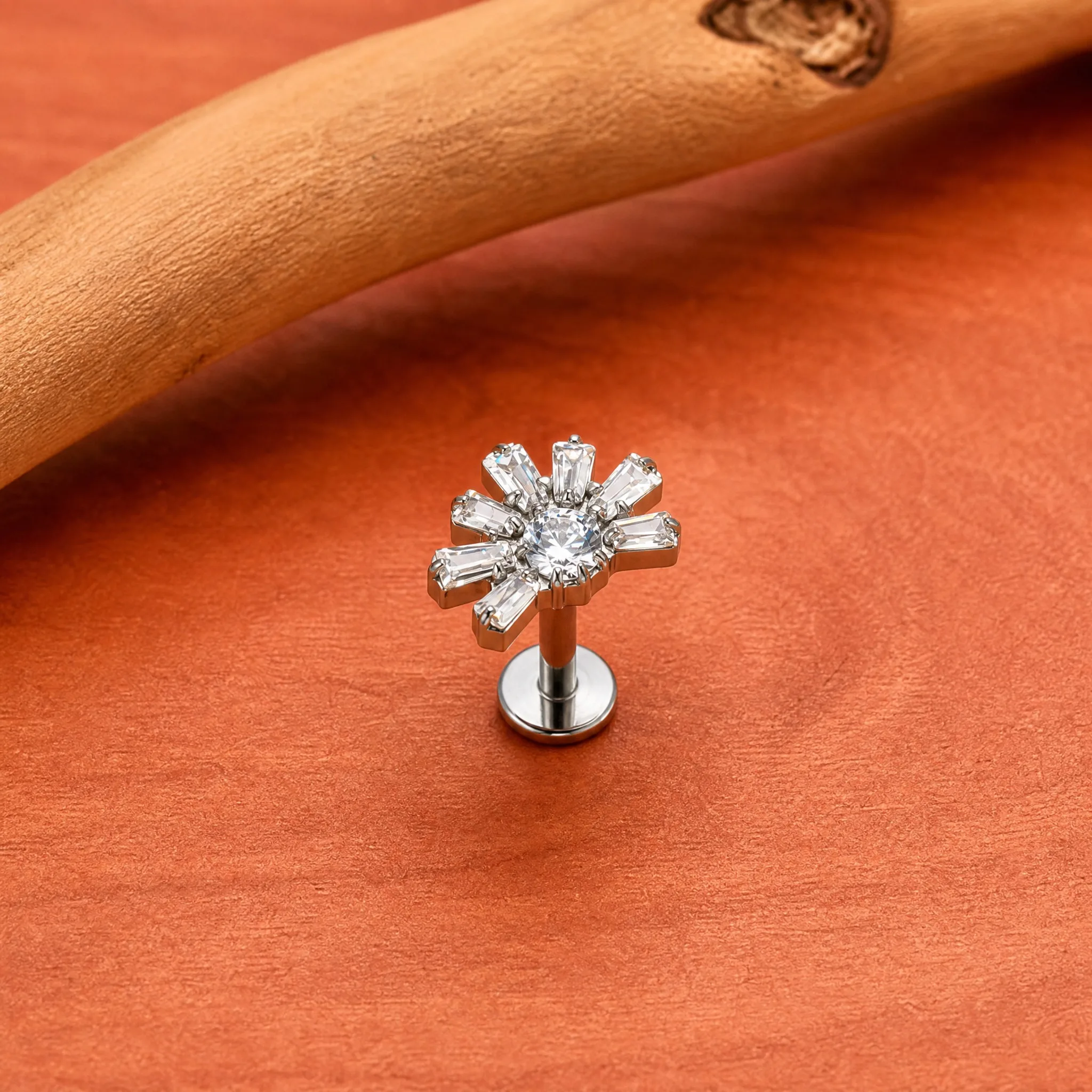 Фото Серьга-климбер ZOOR из титана ASTM F136 с квадратным фианитом, 16G, для пирсинга хеликса, трагуса, лабрета, с плоской задней частью, украшение для тела №2