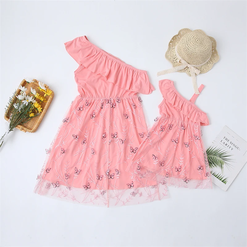 

Off-Shoulder Mommy and Me Clothes Family Look Butterfly Mother Daughter Matching Tulle Dresses Ruffled Woman Girls Fashion Dress