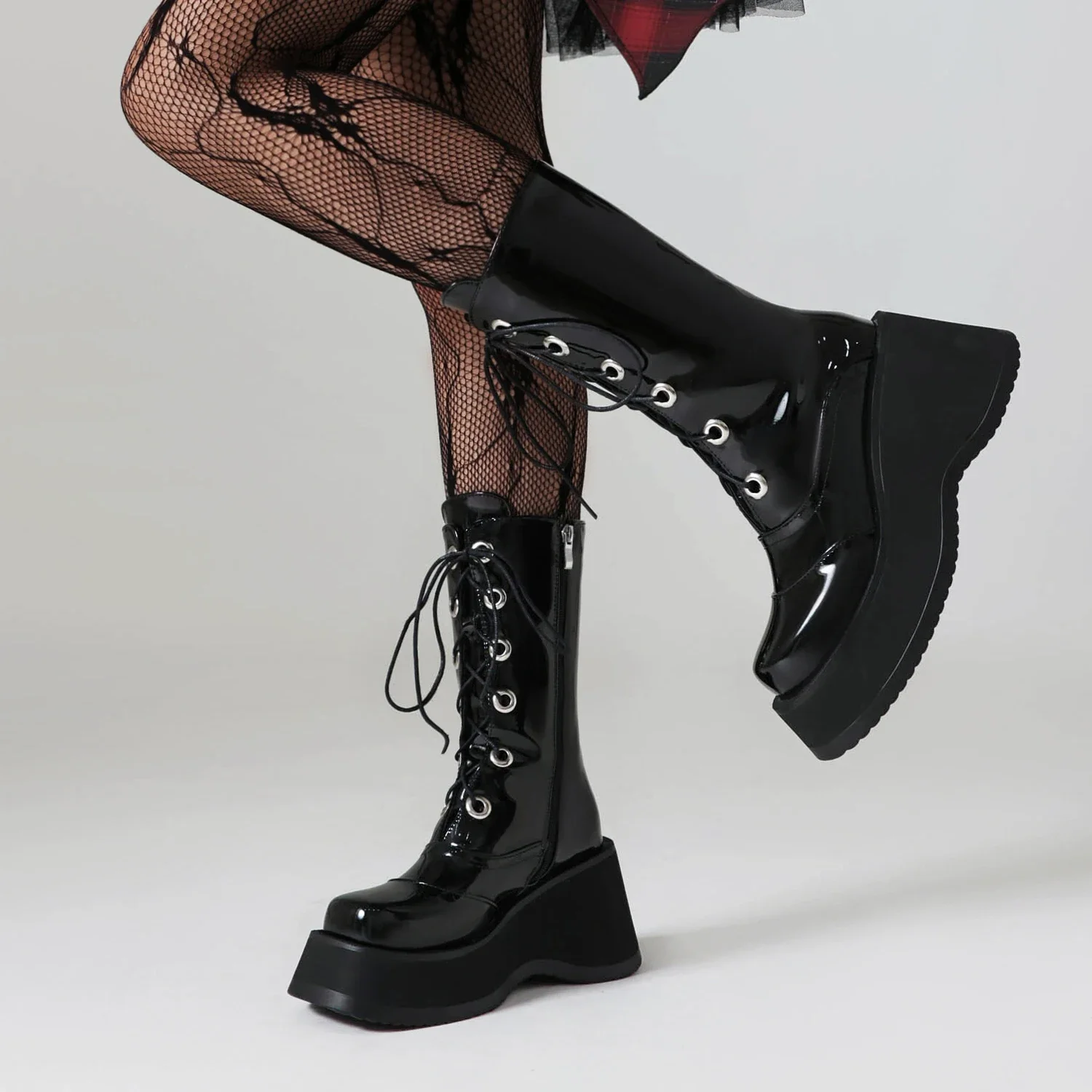 Сапоги-локомотивы в стиле панк с металлической пряжкой на ремне наклонный каблук