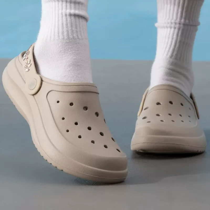 Фото Женские сабо Skechers 111474-NAT 2026, новые, с мягкой подошвой, повседневные сандалии без застежек, пляжная обувь для прогулок, легкая водонепроницаемая обувь для женщин №1