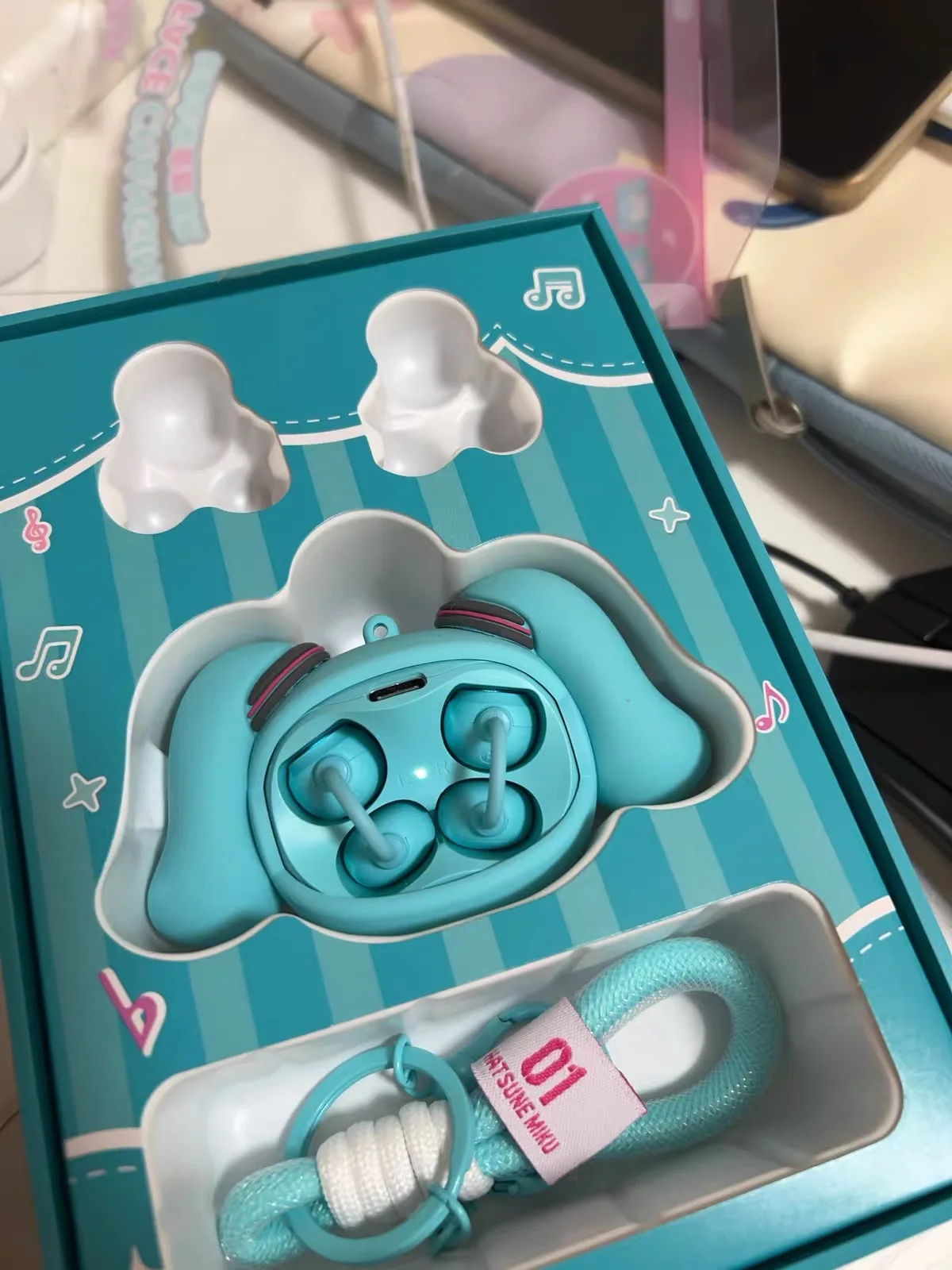 Фото Беспроводные Bluetooth-наушники Hatsune Miku 2026 года с функцией смены изображения, на клипсах, для мужчин и женщин, подарок на праздники и дни рождения, в наличии №4