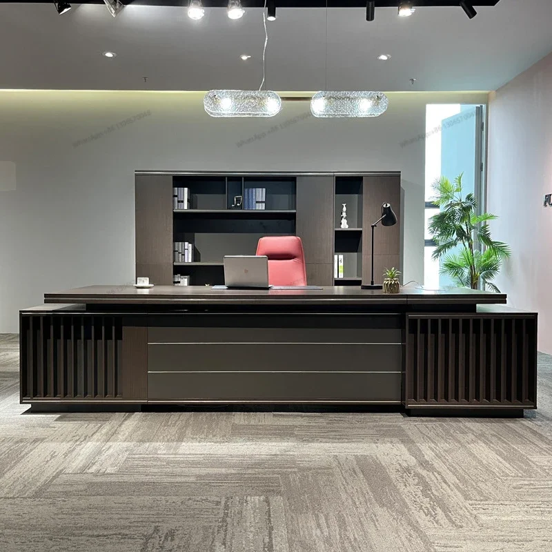 Стильный и минималистичный стол начальника генерального директора большого