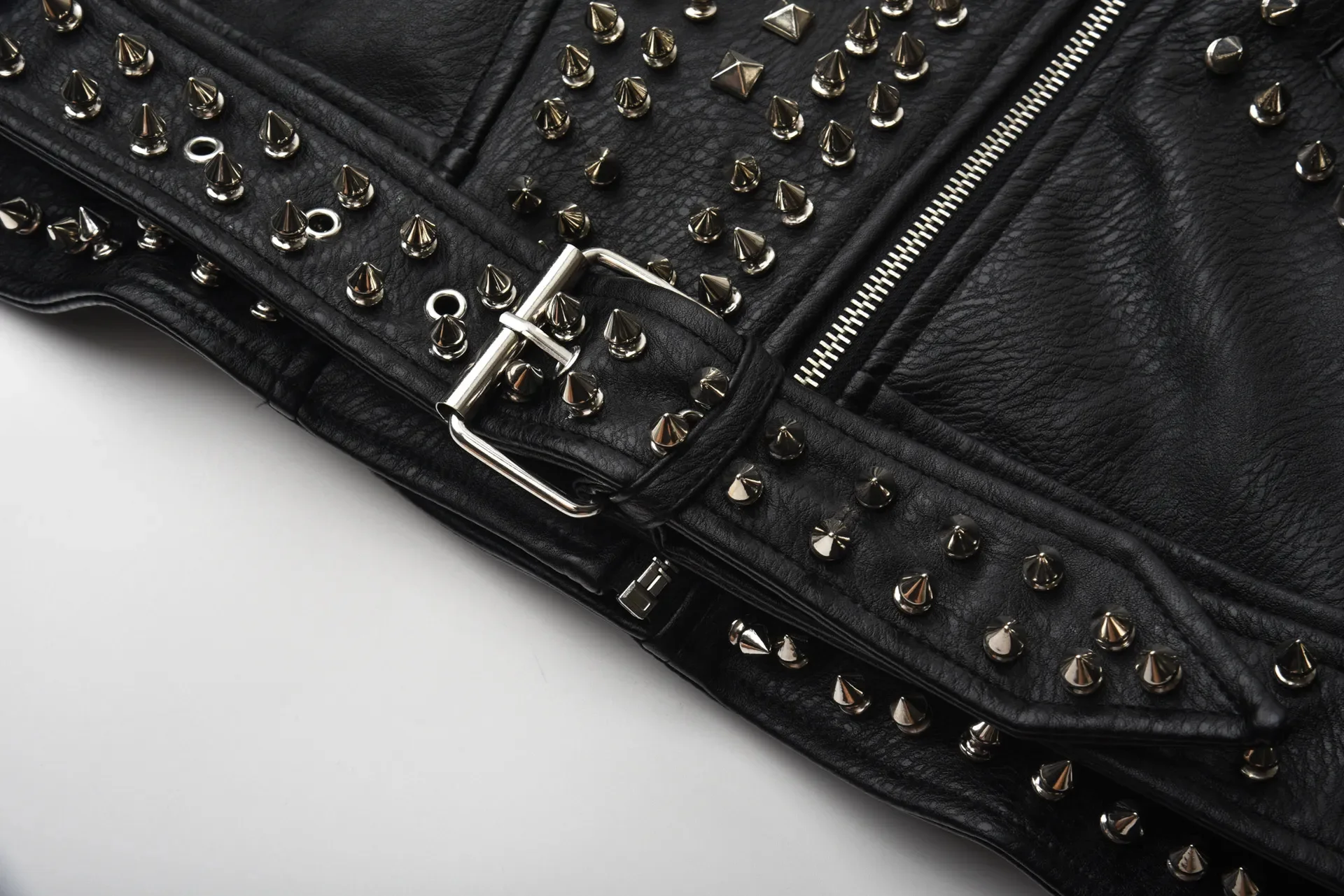 Рисунок 6 - Куртка женская короткая с заклепками и бусинами