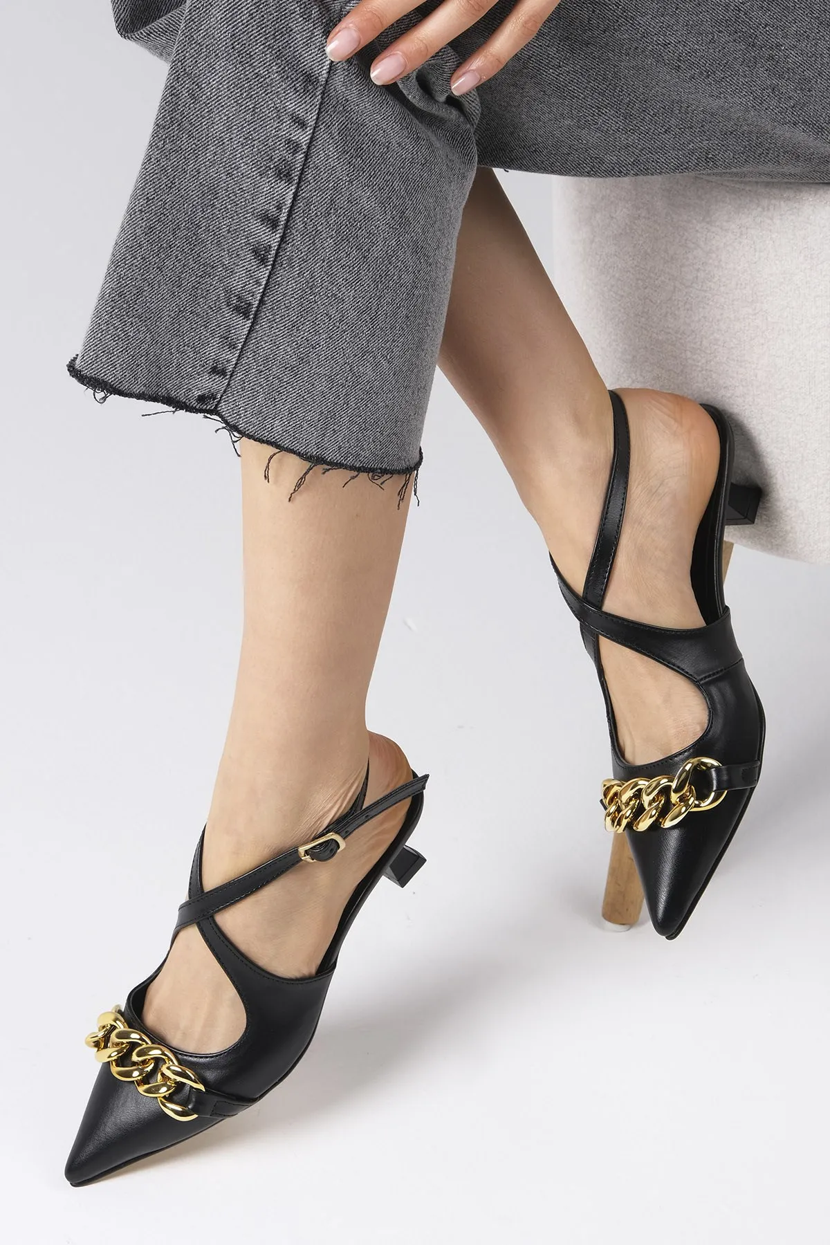 

Jenifer Black Color Mini Heel Shoes