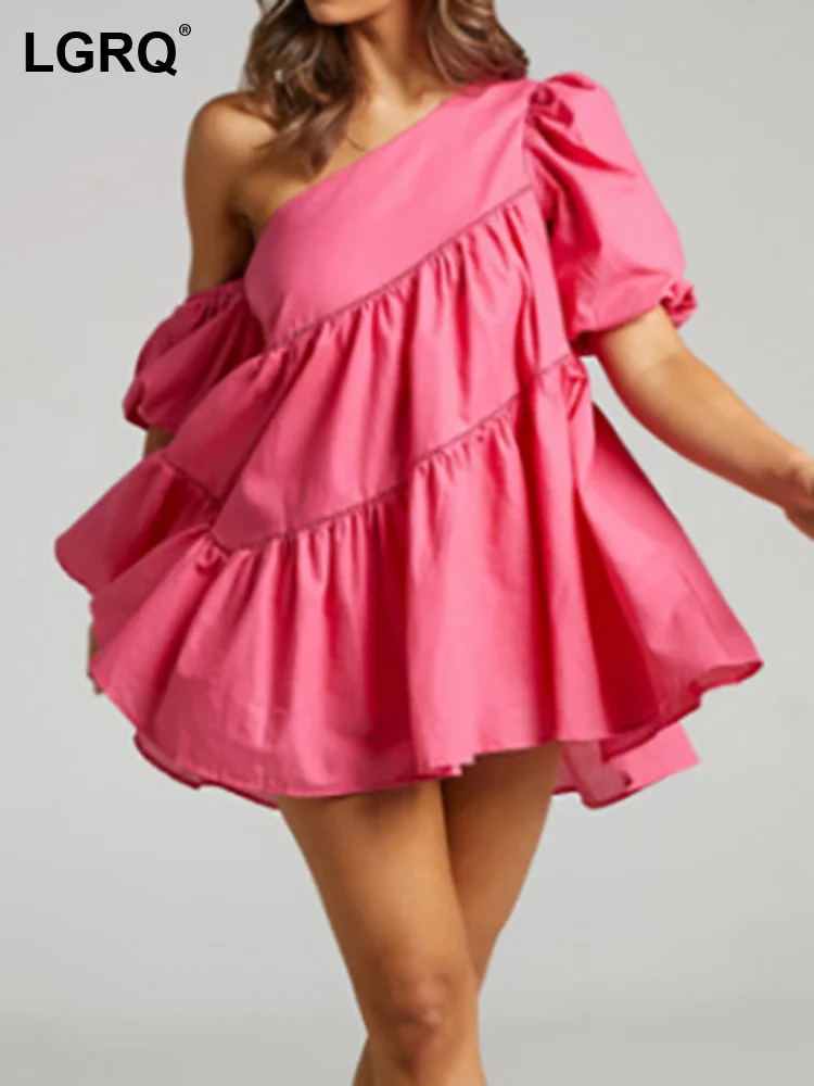 

Женское платье с коротким рукавом, оборками и воротником-стойкой