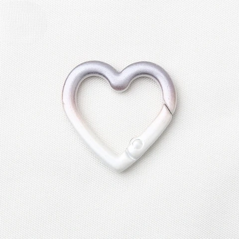 Градиентный карабин-брелок в форме сердца