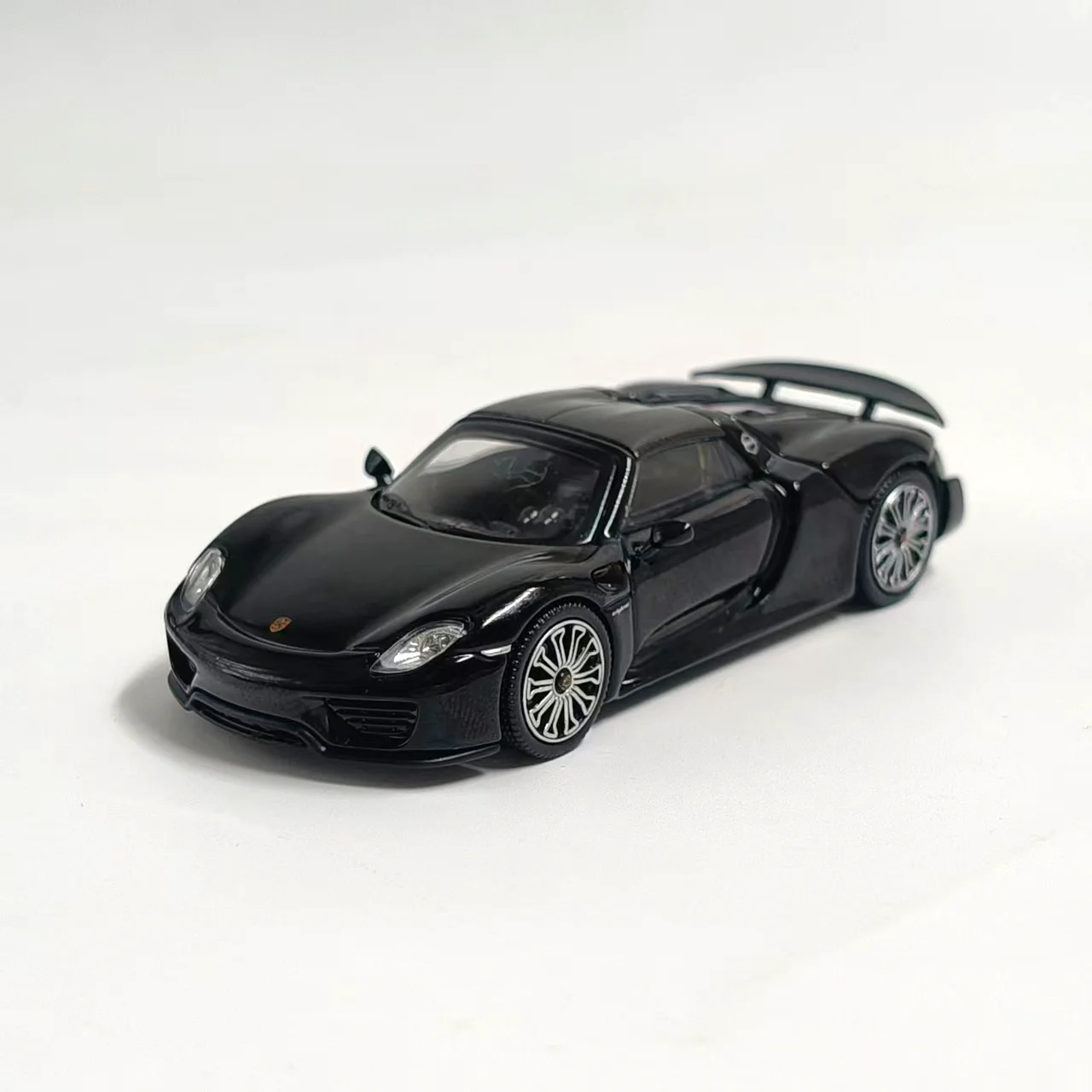 Фото Модель автомобиля Porsche 918 Spyder Convertible из литого металла в масштабе 1:64. №2