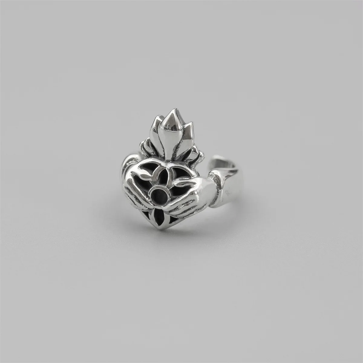 

European and American heart-shaped cherry blossom ring