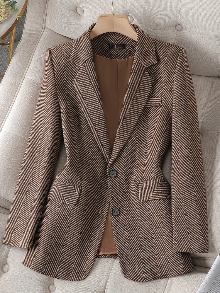 

2023 Autumn/Winter New Suit Coat Women's Fashion Stripe Two Button Lapel Design Jacket Casual Versatile Commuter Work Top Trend