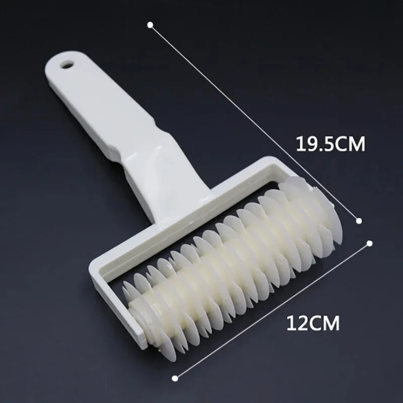 Пластиковый бежевый роликовый нож для пиццы